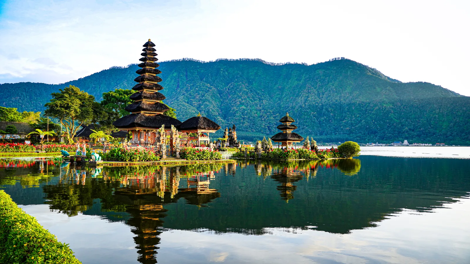BALI — Ulun Danu Beratan Temple, Индонезия · 2026